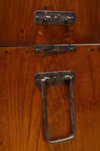 欅杢目に菊の金具を添えた風格漂う優美な米沢衣裳箪笥 BB3002