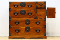 欅杢目に菊の金具を添えた風格漂う優美な米沢衣裳箪笥 BB3002