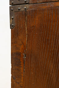 欅杢目に菊の金具を添えた風格漂う優美な米沢衣裳箪笥 BB3002