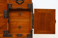 欅杢目に菊の金具を添えた風格漂う優美な米沢衣裳箪笥 BB3002