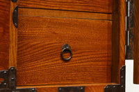 欅杢目に菊の金具を添えた風格漂う優美な米沢衣裳箪笥 BB3002