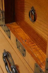 欅杢目に菊の金具を添えた風格漂う優美な米沢衣裳箪笥 BB3002