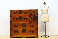 欅杢目に菊の金具を添えた風格漂う優美な米沢衣裳箪笥 BB3002