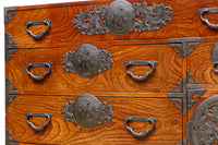 美しい色艶に瓢箪柄金具を添えた気品溢れる仙台衣裳箪笥 BB3016