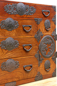 美しい色艶に瓢箪柄金具を添えた気品溢れる仙台衣裳箪笥 BB3016