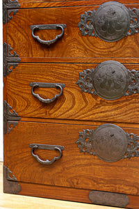 美しい色艶に瓢箪柄金具を添えた気品溢れる仙台衣裳箪笥 BB3016