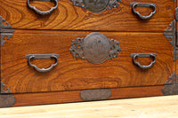 美しい色艶に瓢箪柄金具を添えた気品溢れる仙台衣裳箪笥 BB3016