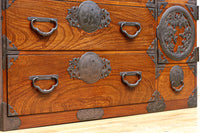 美しい色艶に瓢箪柄金具を添えた気品溢れる仙台衣裳箪笥 BB3016