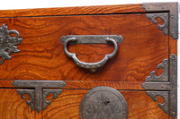 美しい色艶に瓢箪柄金具を添えた気品溢れる仙台衣裳箪笥 BB3016