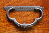 美しい色艶に瓢箪柄金具を添えた気品溢れる仙台衣裳箪笥 BB3016