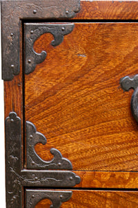 美しい色艶に瓢箪柄金具を添えた気品溢れる仙台衣裳箪笥 BB3016