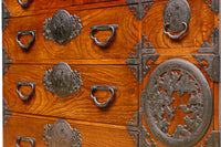 美しい色艶に瓢箪柄金具を添えた気品溢れる仙台衣裳箪笥 BB3016