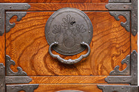 美しい色艶に瓢箪柄金具を添えた気品溢れる仙台衣裳箪笥 BB3016