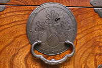 美しい色艶に瓢箪柄金具を添えた気品溢れる仙台衣裳箪笥 BB3016