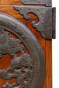 美しい色艶に瓢箪柄金具を添えた気品溢れる仙台衣裳箪笥 BB3016