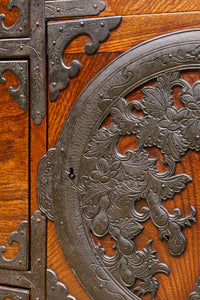 美しい色艶に瓢箪柄金具を添えた気品溢れる仙台衣裳箪笥 BB3016