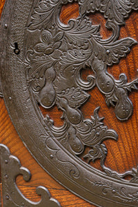 美しい色艶に瓢箪柄金具を添えた気品溢れる仙台衣裳箪笥 BB3016