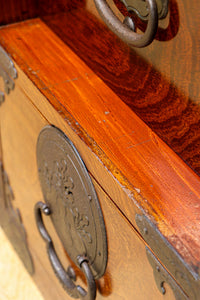 美しい色艶に瓢箪柄金具を添えた気品溢れる仙台衣裳箪笥 BB3016