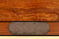 美しい色艶に瓢箪柄金具を添えた気品溢れる仙台衣裳箪笥 BB3016