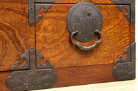 美しい色艶に瓢箪柄金具を添えた気品溢れる仙台衣裳箪笥 BB3016