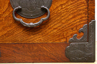 美しい色艶に瓢箪柄金具を添えた気品溢れる仙台衣裳箪笥 BB3016