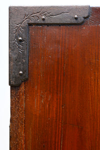 美しい色艶に瓢箪柄金具を添えた気品溢れる仙台衣裳箪笥 BB3016