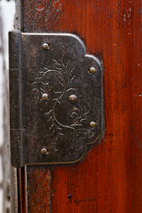 美しい色艶に瓢箪柄金具を添えた気品溢れる仙台衣裳箪笥 BB3016