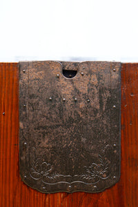 美しい色艶に瓢箪柄金具を添えた気品溢れる仙台衣裳箪笥 BB3016