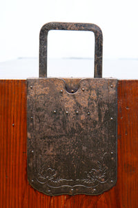 美しい色艶に瓢箪柄金具を添えた気品溢れる仙台衣裳箪笥 BB3016