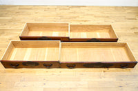 美しい色艶に瓢箪柄金具を添えた気品溢れる仙台衣裳箪笥 BB3016