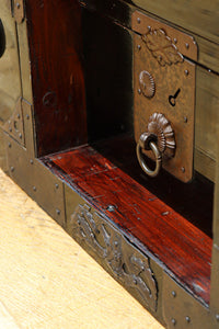 上品な漆の風合いが趣き深い庄内衣裳箪笥 BB3017