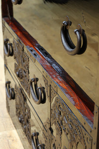 上品な漆の風合いが趣き深い庄内衣裳箪笥 BB3017