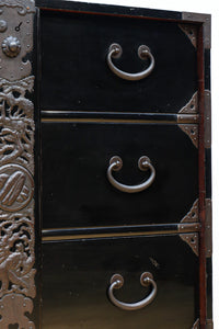 上品な漆の風合いが趣き深い庄内衣裳箪笥 BB3017