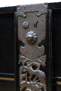 上品な漆の風合いが趣き深い庄内衣裳箪笥 BB3017