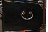 上品な漆の風合いが趣き深い庄内衣裳箪笥 BB3017