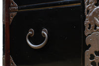 上品な漆の風合いが趣き深い庄内衣裳箪笥 BB3017