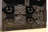 上品な漆の風合いが趣き深い庄内衣裳箪笥 BB3017