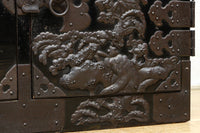 上品な漆の風合いが趣き深い庄内衣裳箪笥 BB3017