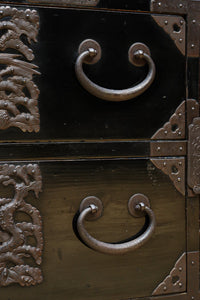 上品な漆の風合いが趣き深い庄内衣裳箪笥 BB3017