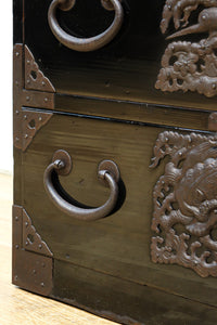 上品な漆の風合いが趣き深い庄内衣裳箪笥 BB3017