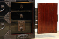 上品な漆の風合いが趣き深い庄内衣裳箪笥 BB3017