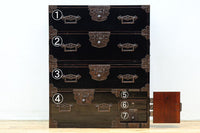 全面に黒漆を施された風情溢れる大型兜金具庄内衣裳箪笥 BB3018