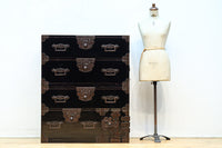 全面に黒漆を施された風情溢れる大型兜金具庄内衣裳箪笥 BB3018