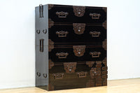 全面に黒漆を施された風情溢れる大型兜金具庄内衣裳箪笥 BB3018