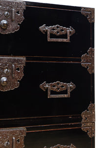 全面に黒漆を施された風情溢れる大型兜金具庄内衣裳箪笥 BB3018