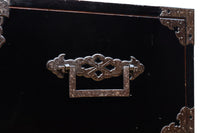 全面に黒漆を施された風情溢れる大型兜金具庄内衣裳箪笥 BB3018