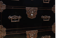 全面に黒漆を施された風情溢れる大型兜金具庄内衣裳箪笥 BB3018