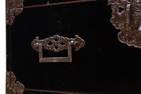 全面に黒漆を施された風情溢れる大型兜金具庄内衣裳箪笥 BB3018