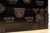 全面に黒漆を施された風情溢れる大型兜金具庄内衣裳箪笥 BB3018