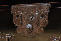 全面に黒漆を施された風情溢れる大型兜金具庄内衣裳箪笥 BB3018